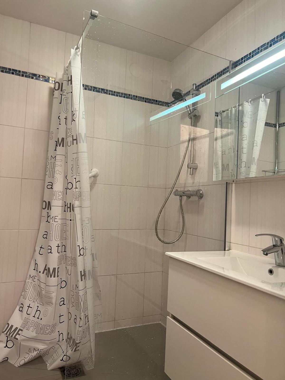 Champion Suites ซาร์คเซลส์ ภายนอก รูปภาพ