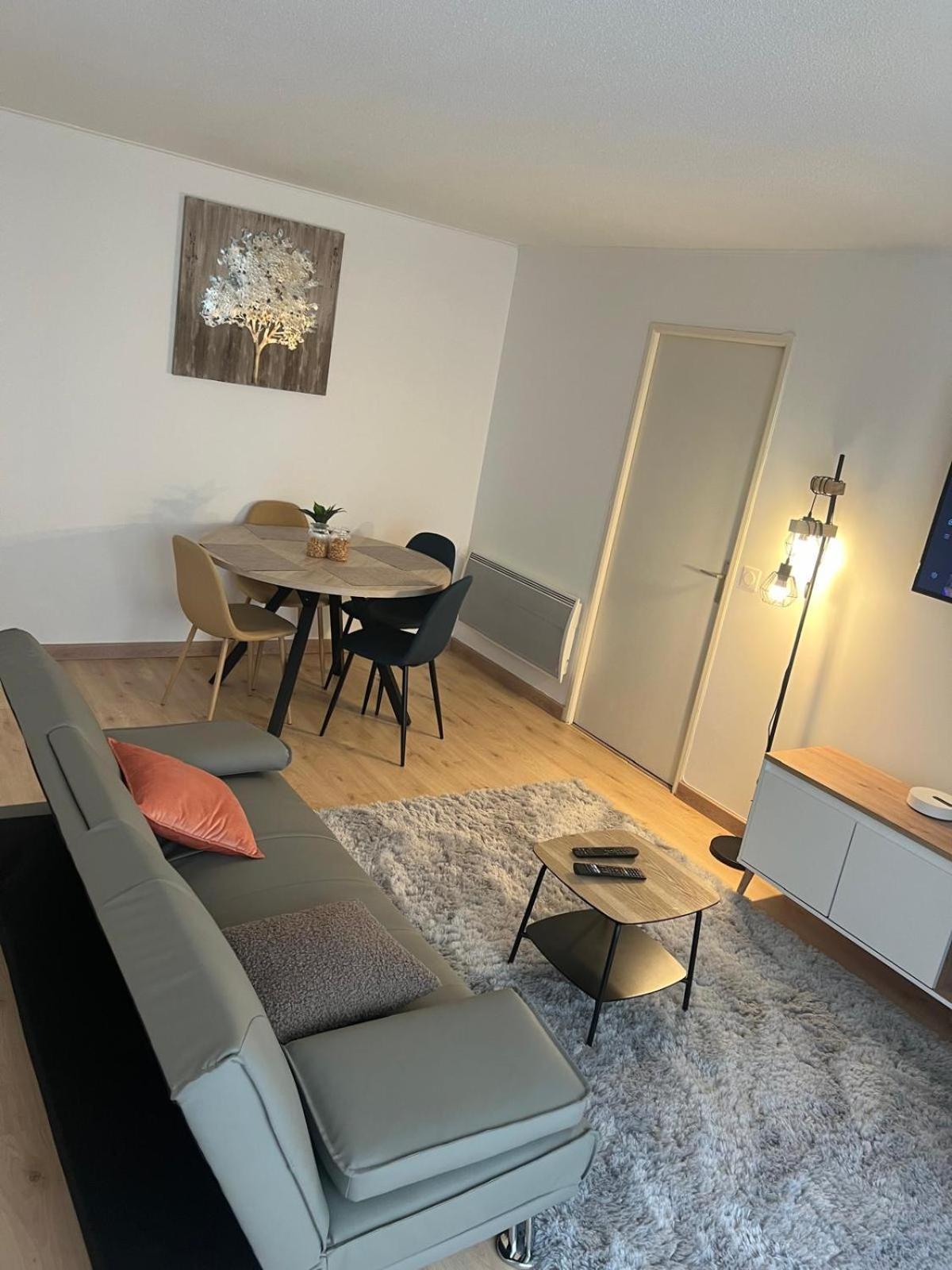 Champion Suites ซาร์คเซลส์ ภายนอก รูปภาพ